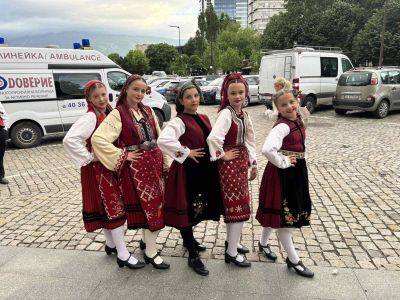 Живият Бабинден ден на Разлог бе пренесен на най- голямата сцена в България 6