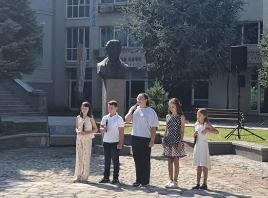 Родил се е в Карлово. Под Балкана. - голяма снимка